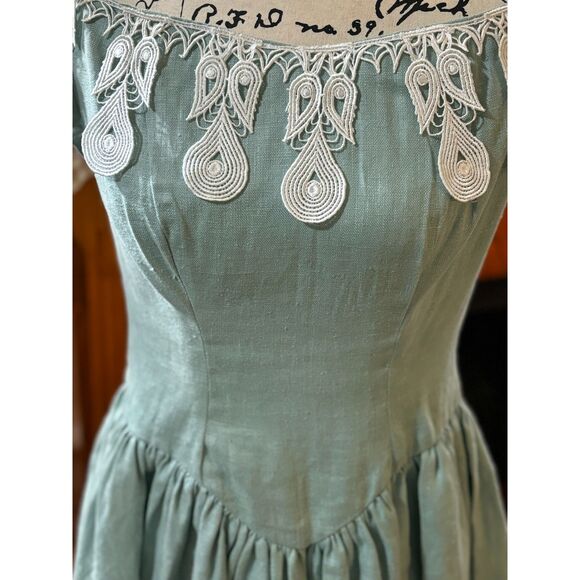 Vtg 1950's Linen and Embroidery Green and White Dress Off the Shoulder - Picture 2 of 5